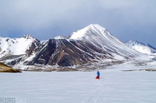 Vallon de Kara-Say, Kirghizstan. Au fond du vallon on peut voir un embranchement, à gauche c'est le glacier de Kara-Say Nord, en face, le glacier de Kara-Say Sud.